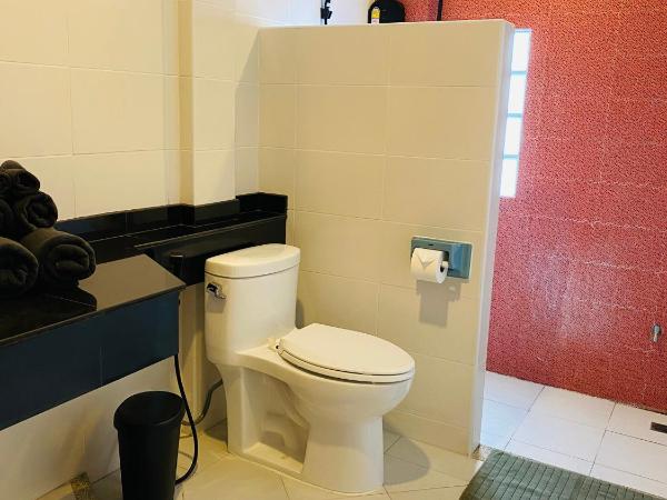 Forget Me Not Boutique Bed & Breakfast Hua Hin : photo 4 de la chambre chambre lit king-size avec balcon