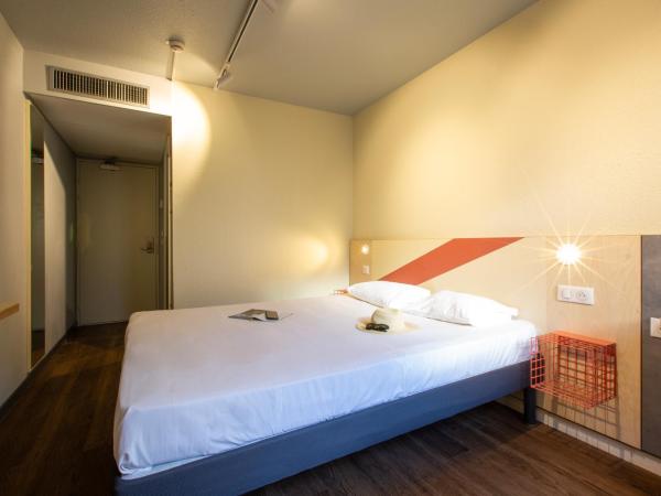 ibis budget Avignon Centre : photo 3 de la chambre chambre triple avec 1 lit double et 1 lit simple