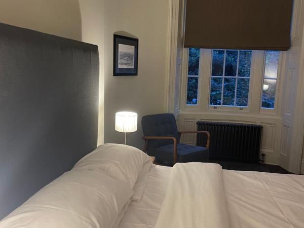 Kennington B & B : photo 3 de la chambre chambre double avec salle de bains privative