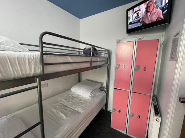 Backpackers Blackpool - Family Friendly Hotel : photo 1 de la chambre chambre familiale avec salle de bains