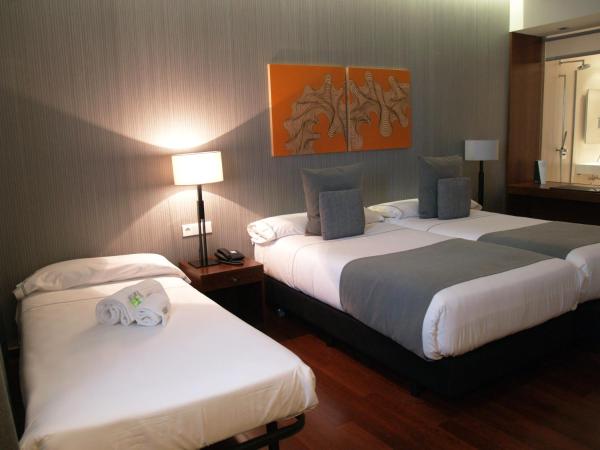 Hotel Carris Marineda : photo 2 de la chambre chambre triple avec parking