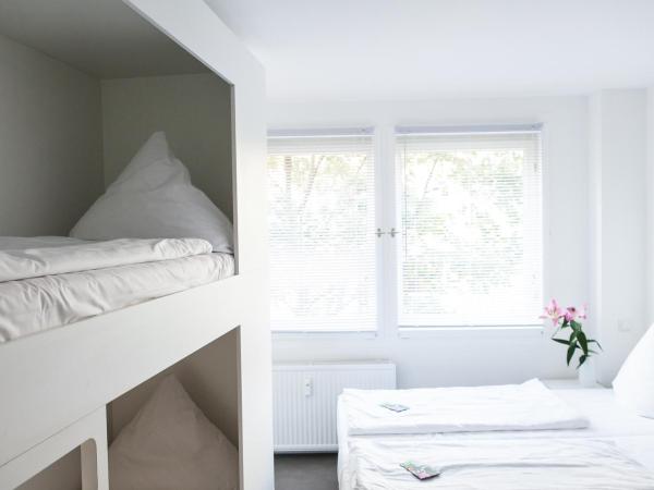 BNB near Brandenburg Gate - Rooms & Apartments : photo 4 de la chambre chambre familiale avec salle de bains commune