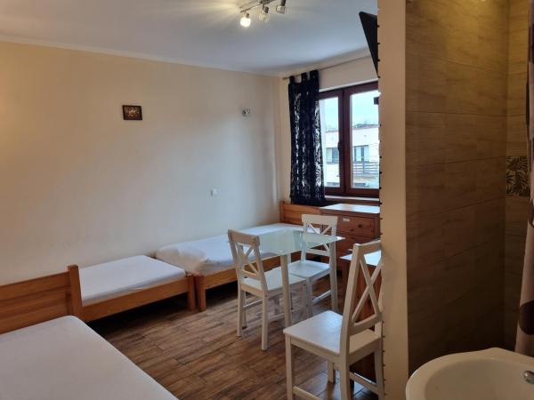 Hostel Rumiankowy Airport Hostel : photo 1 de la chambre chambre familiale avec douche