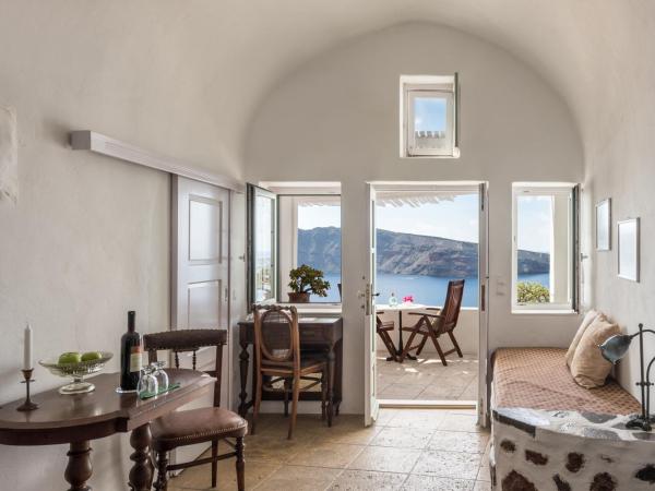 Fanari Villas : photo 8 de la chambre suite supérieure avec baignoire spa privée et vue sur la caldeira