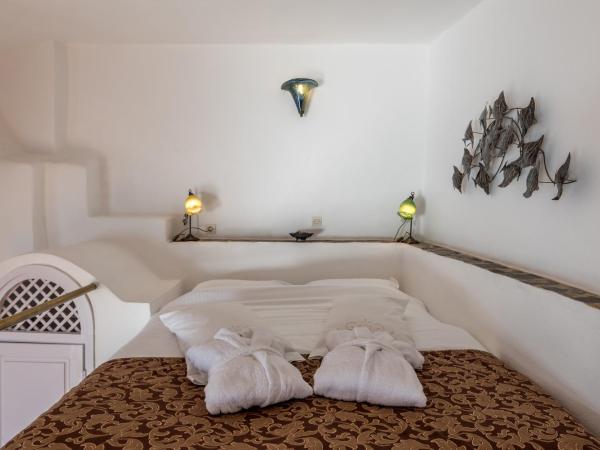 Fanari Villas : photo 9 de la chambre suite supérieure avec baignoire spa privée et vue sur la caldeira