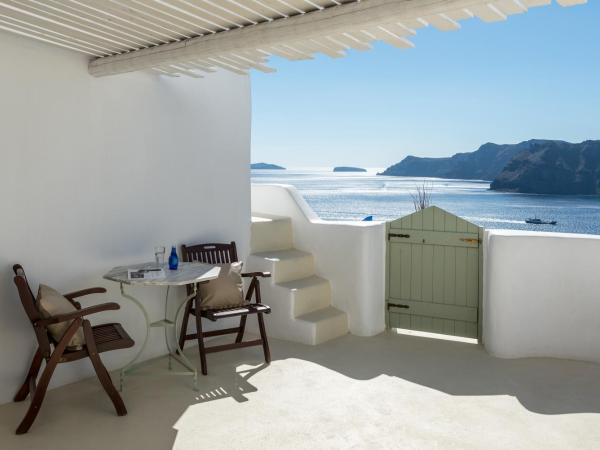 Fanari Villas : photo 1 de la chambre  suite familiale avec baignoire spa privée et vue sur la caldeira