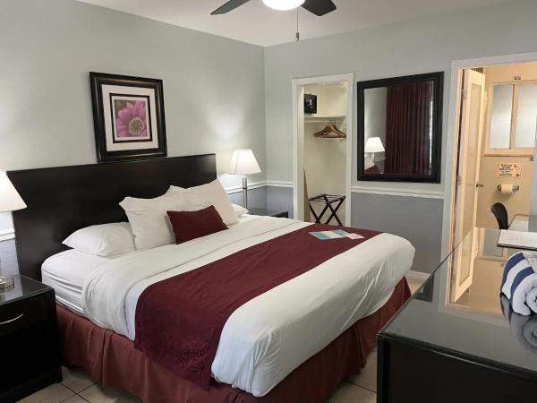 The Grand Resort and Spa & Worthington All Male - Clothing Optional : photo 1 de la chambre chambre lit king-size - vue sur jardin