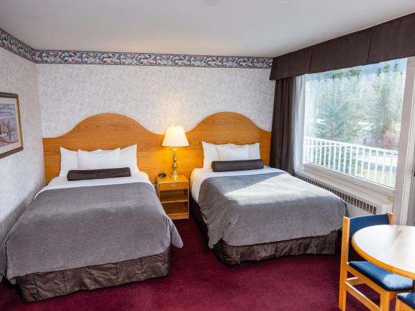 Bow View Lodge : photo 1 de la chambre chambre à 2 lits doubles avec vue sur la rivière