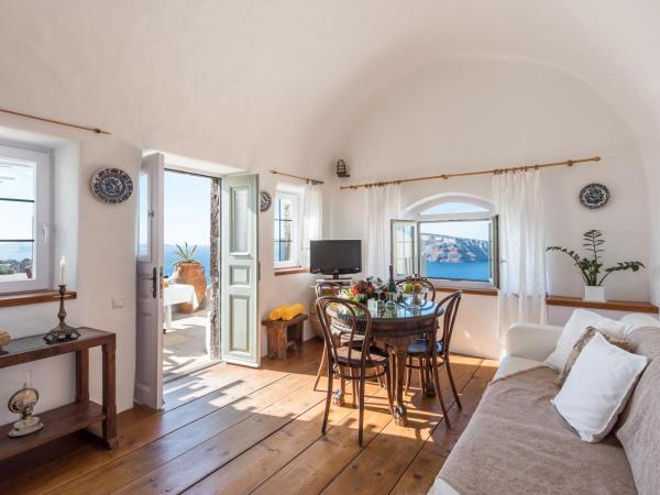 Fanari Villas : photo 2 de la chambre suite lune de miel coucher de soleil avec baignoire spa privée et vue sur la caldeira