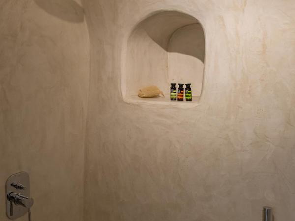 Fanari Villas : photo 3 de la chambre suite lune de miel coucher de soleil avec baignoire spa privée et vue sur la caldeira