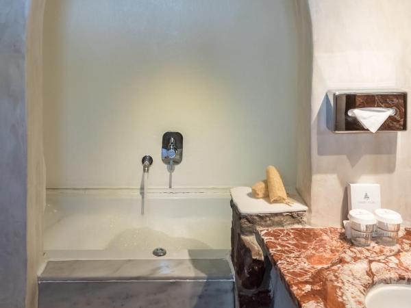 Fanari Villas : photo 4 de la chambre suite lune de miel coucher de soleil avec baignoire spa privée et vue sur la caldeira