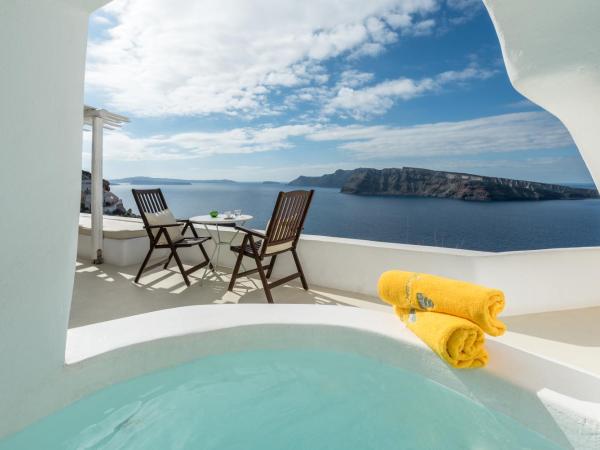 Fanari Villas : photo 1 de la chambre suite sénior avec baignoire spa privée et vue sur la caldeira