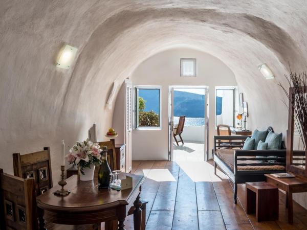 Fanari Villas : photo 1 de la chambre  suite lune de miel fanari avec baignoire spa privée et vue sur la caldeira