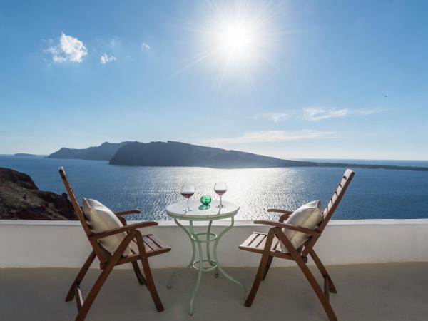 Fanari Villas : photo 8 de la chambre suite lune de miel cliff nest avec baignoire spa privée et vue sur la caldeira *accès par de nombreuses marches