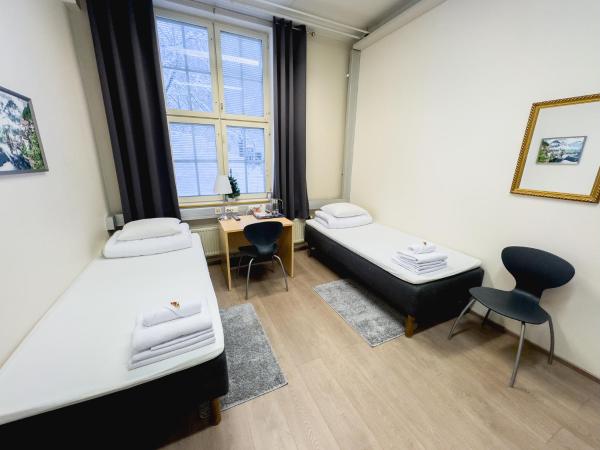 Hostel Hermanni : photo 1 de la chambre chambre lits jumeaux avec salle de bains commune