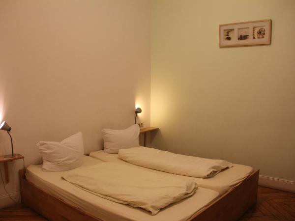 Buch-Ein-Bett Hostel : photo 3 de la chambre  chambre double avec salle de bains privative