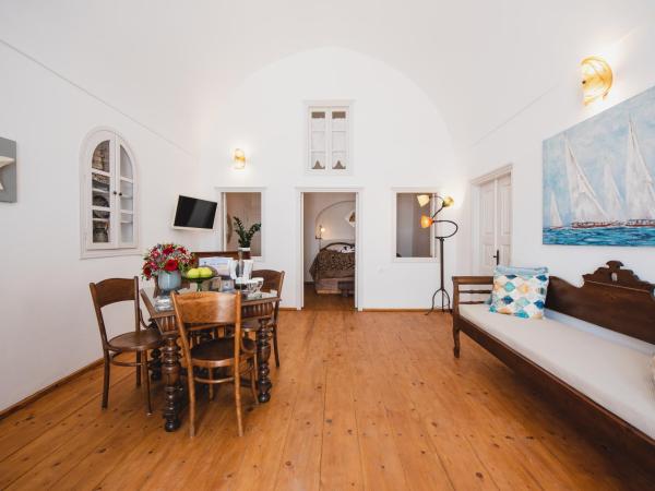 Fanari Villas : photo 3 de la chambre villa kyklos avec baignoire spa privée * à 100 mètres du complexe