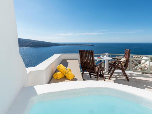 Fanari Villas : photo 6 de la chambre studio avec baignoire spa privée et vue sur la caldeira