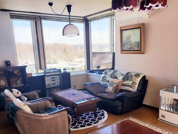 川と森の静かな街に朝陽の見える部屋 無料駐車場 : photo 1 de la chambre chambre quadruple avec salle de bains commune