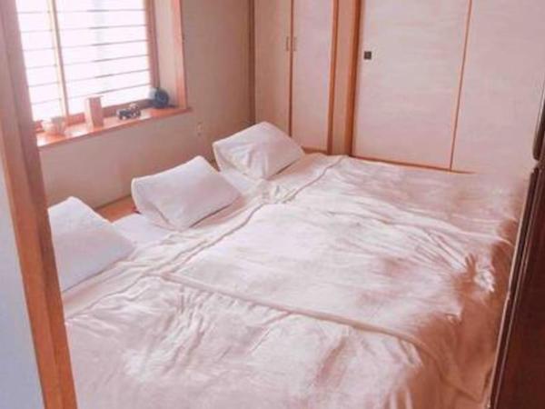 川と森の静かな街に朝陽の見える部屋 無料駐車場 : photo 8 de la chambre chambre quadruple avec salle de bains commune