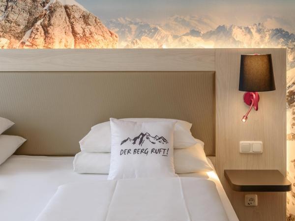 Mercure München am Olympiapark : photo 8 de la chambre myroom by wasi & carina: zugspitze