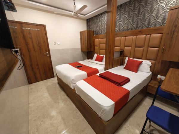 Hotel Dream Palace Residency - Near LBS Marg Kural West : photo 1 de la chambre chambre double ou lits jumeaux