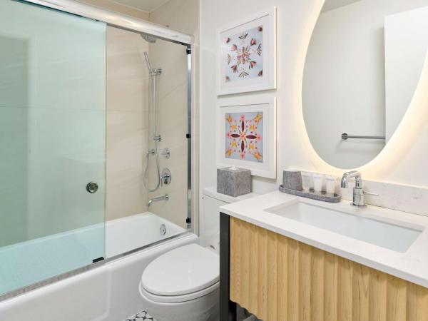 OHANA Waikiki East by OUTRIGGER : photo 5 de la chambre studio avec kitchenette et 1 lit king-size