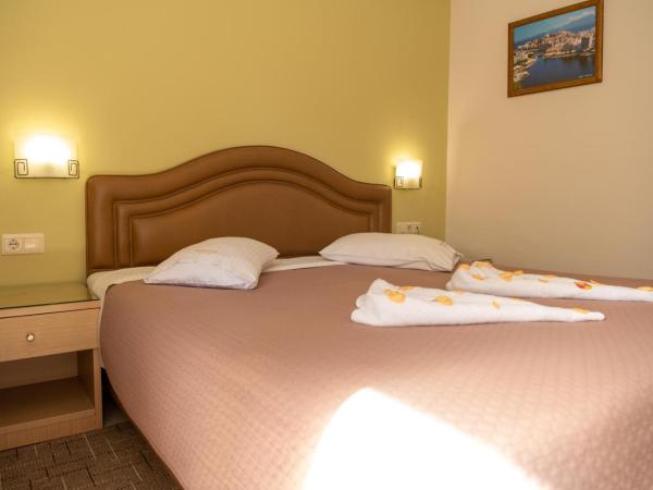 Kronos Hotel : photo 6 de la chambre chambre double ou lits jumeaux - vue sur ville