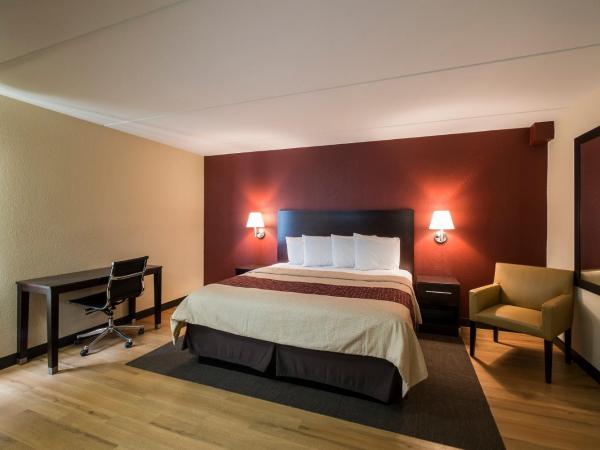 Red Roof Inn PLUS+ Houston - Energy Corridor : photo 3 de la chambre chambre lit king-size supérieure - non-fumeurs