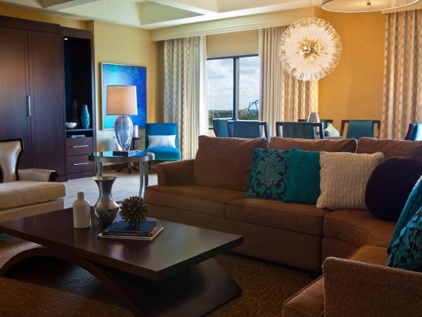 Renaissance Orlando at SeaWorld® : photo 3 de la chambre parlor room with king murphy bed and sofa bed