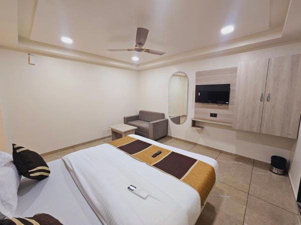 HOTEL R K VILLA : photo 9 de la chambre chambre lit king-size standard