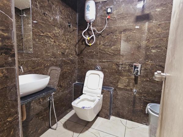 HOTEL R K VILLA : photo 5 de la chambre suite deluxe avec lit king-size