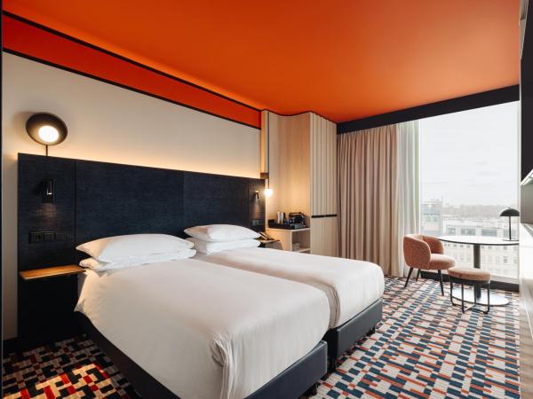 DoubleTree by Hilton Amsterdam Centraal Station : photo 1 de la chambre chambre lits jumeaux - vue panoramique sur amsterdam