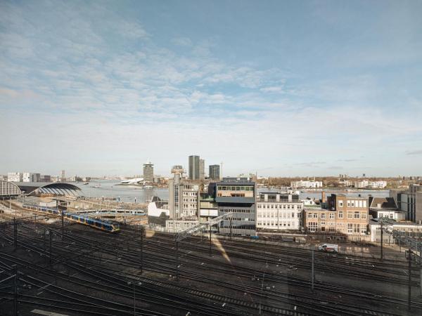 DoubleTree by Hilton Amsterdam Centraal Station : photo 4 de la chambre chambre lits jumeaux - vue panoramique sur amsterdam