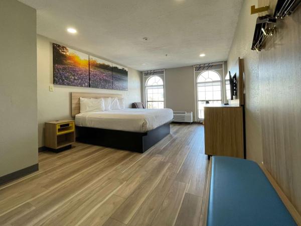 Days Inn by Wyndham Seaworld Lackland AFB : photo 1 de la chambre chambre lit king-size affaires - non-fumeurs