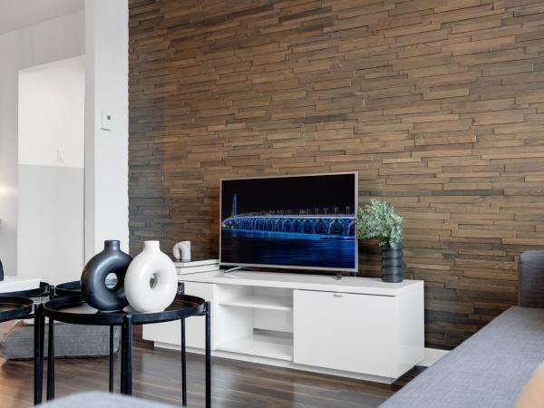 Liv MTL Soho : photo 7 de la chambre soho-3 | spacious 2br suite + rooftop bbq, downtown mtl