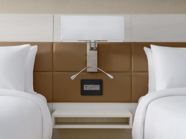 AC Hotel by Marriott Jacksonville St Johns Town Center : photo 5 de la chambre chambre avec 2 lits queen-size et canapé-lit - vue sur ville