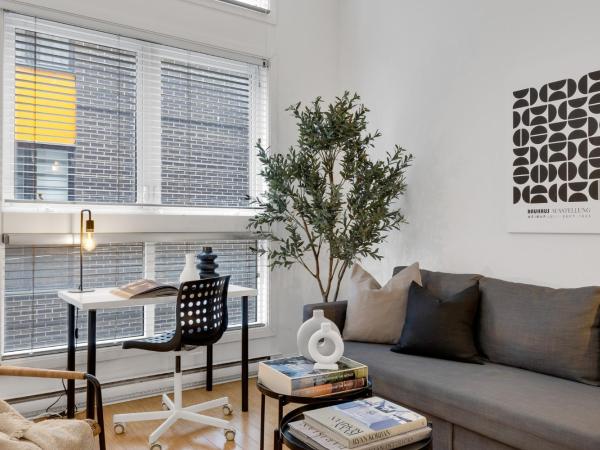 Liv MTL Main : photo 4 de la chambre main-206 | spacious studio suite + mezzanine with ladder access