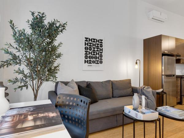 Liv MTL Main : photo 8 de la chambre main-206 | spacious studio suite + mezzanine with ladder access