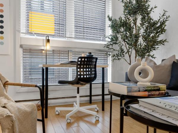 Liv MTL Main : photo 7 de la chambre main-206 | spacious studio suite + mezzanine with ladder access