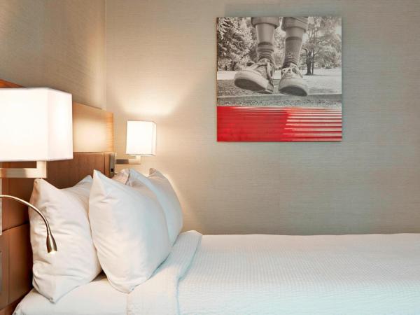 AC Hotel by Marriott Portland Downtown, OR : photo 2 de la chambre chambre lit king-size avec canapé-lit