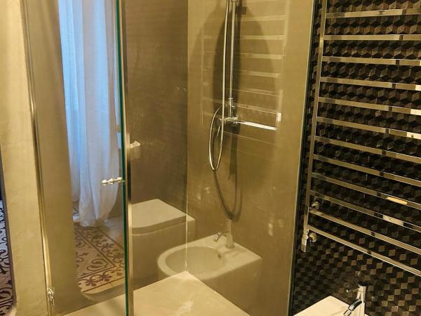 Family Hostel Milano : photo 10 de la chambre chambre double ou lits jumeaux avec salle de bains commune