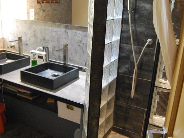 Les Volets Bleus Provence : photo 6 de la chambre chambre quadruple avec salle de bains privative séparée