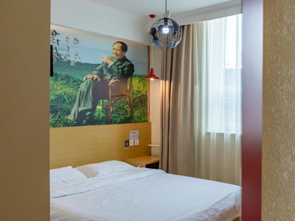 Happy Dragon Alley Hotel-In the city center with big window&free coffe laundry Fluent English speaking,Tourist attractions ticket service&food recommendation,Near Tian Anmen Forbiddencity,Near Lama temple,Easy to walk to NanluoAlley&Shichahai : photo 1 de la chambre chambre double exclusive