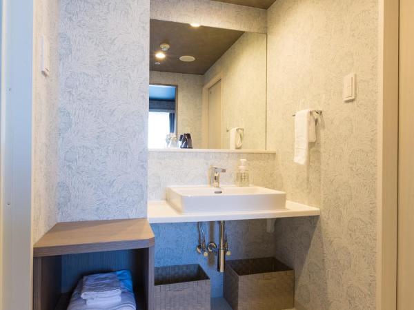 Sanco Inn Nagoya - Shinkansenguchi : photo 2 de la chambre chambre lits jumeaux avec salle de bains