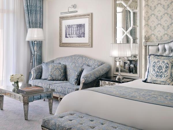 Raffles The Palm : photo 5 de la chambre hébergement club raffles avec balcon et accès au salon - vue sur palmiers