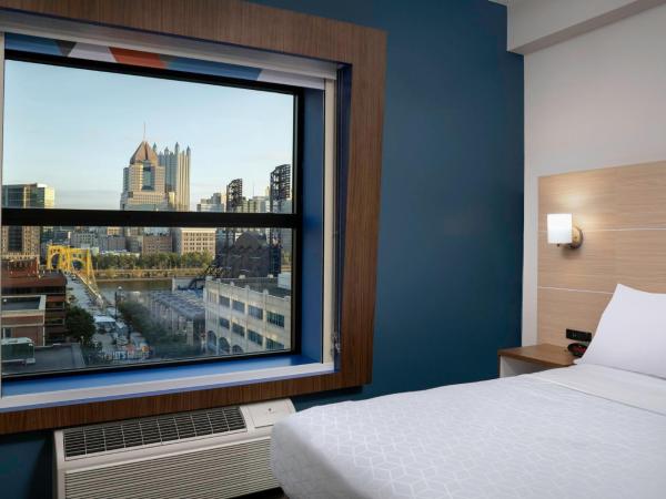 Holiday Inn Express & Suites Pittsburgh North Shore, an IHG Hotel : photo 10 de la chambre suite lit king-size – non-fumeurs