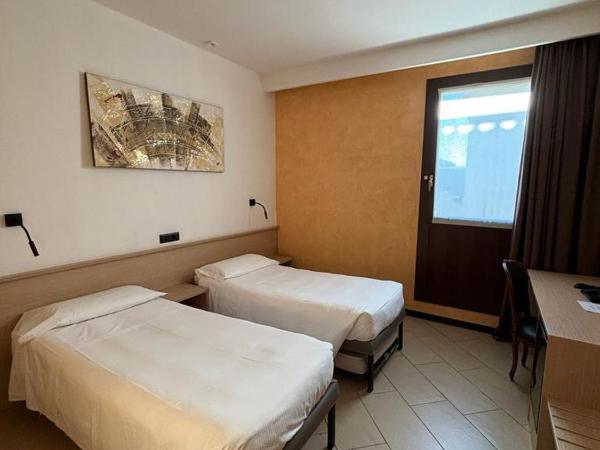 Hotel Plaza : photo 4 de la chambre chambre double ou lits jumeaux Économique