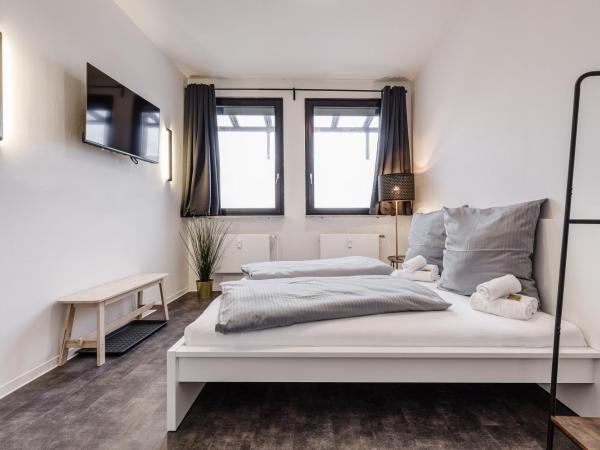 MidTown Nuernberg : photo 3 de la chambre chambre double ou lits jumeaux avec salle de bains commune