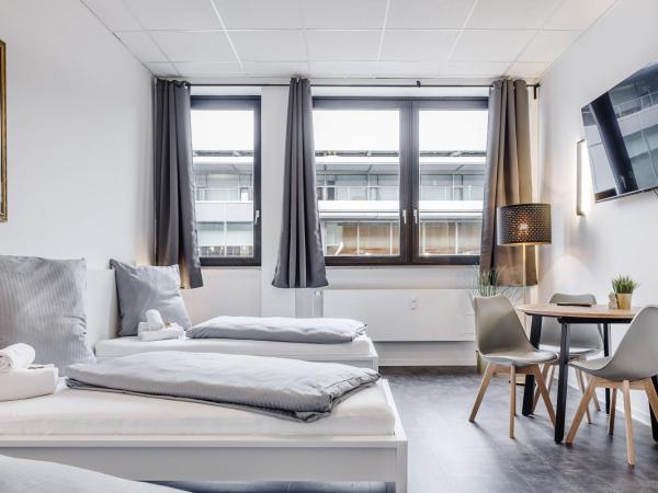 MidTown Nuernberg : photo 7 de la chambre chambre triple avec salle de bains commune